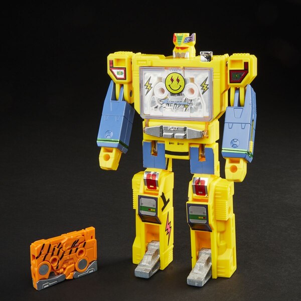 Transformers Collaborative J. Balvintron NTWRK Exclusive Yellow Soundwave  (2 of 13)